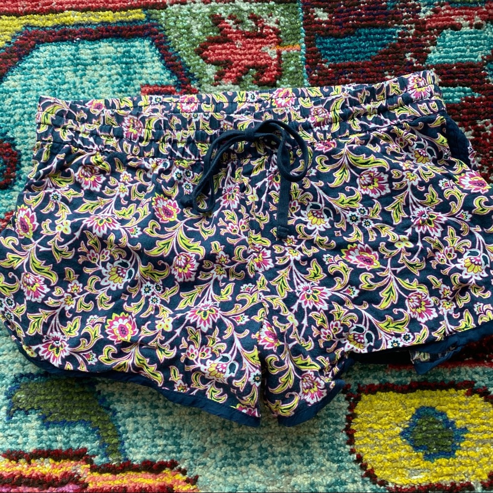 Navy & Magenta Patterned Casual Shorts